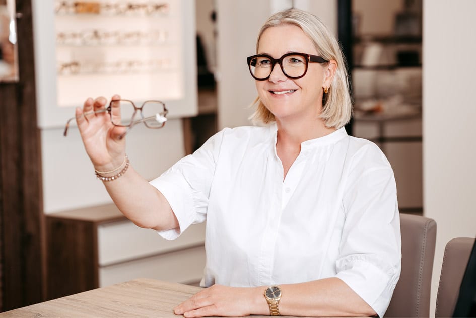 Ausbildung zum Augenoptiker: Eine Auszubildende arbeitet in der Werkstatt und erweist dabei handwerkliches Geschick